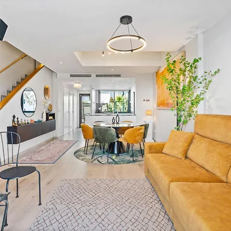 Luxury Townhouse With Stunning Sea & Mountain Views