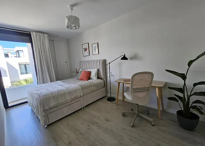 Luxury Townhouse With Stunning Sea & Mountain Views