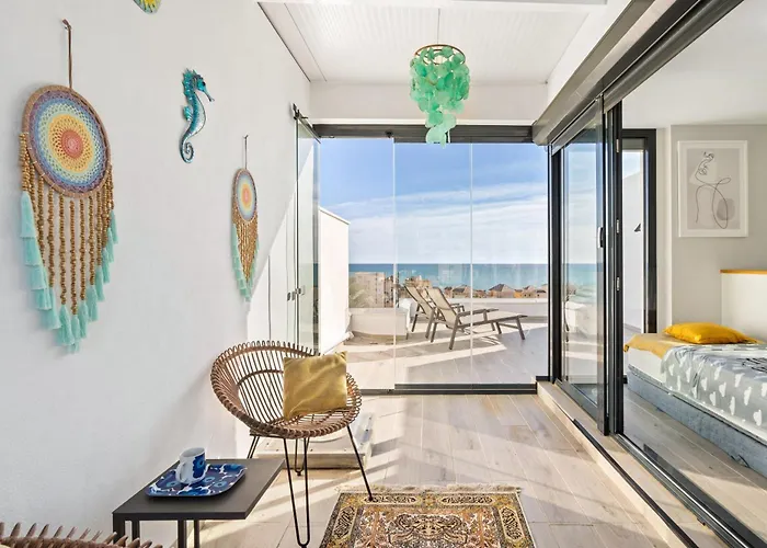 Luxury Townhouse With Stunning Sea & Mountain Views ヴィラ *