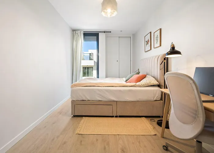 Luxury Townhouse With Stunning Sea & Mountain Views *