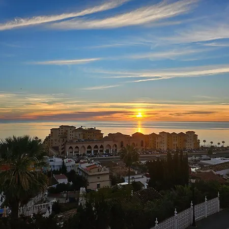 Luxury Townhouse With Stunning Sea & Mountain Views וילה *