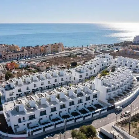 Luxury Townhouse With Stunning Sea & Mountain Views וילה