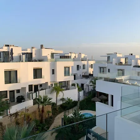 Luxury Townhouse With Stunning Sea & Mountain Views וילה