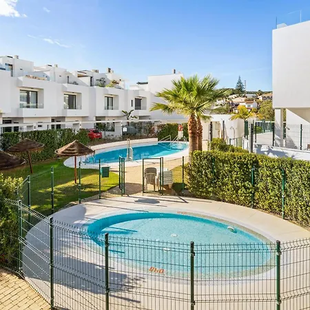 Luxury Townhouse With Stunning Sea & Mountain Views וילה