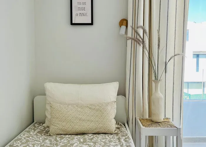 Luxury Townhouse With Stunning Sea & Mountain Views וילה *