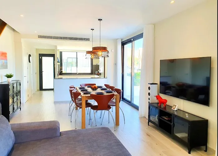 Luxury Townhouse With Stunning Sea & Mountain Views * פואנגירולה