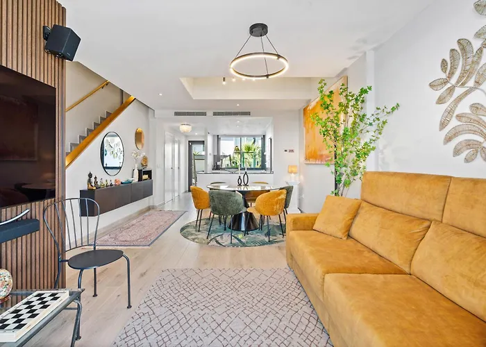 Luxury Townhouse With Stunning Sea & Mountain Views