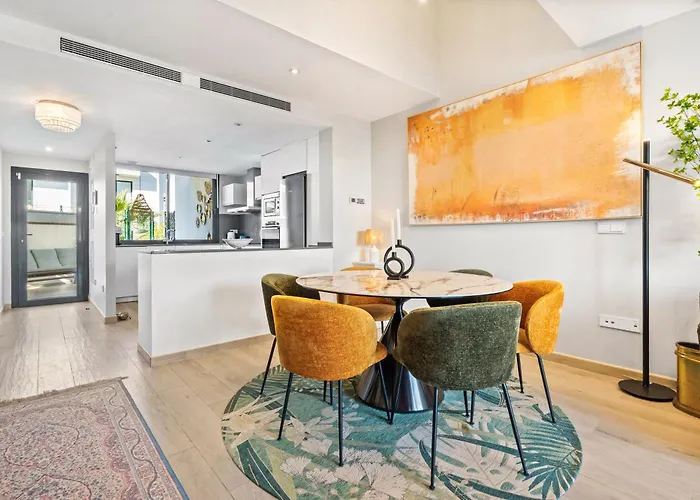 Luxury Townhouse With Stunning Sea & Mountain Views וילה *