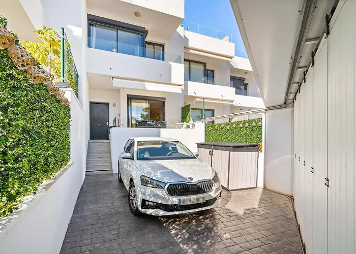 Luxury Townhouse With Stunning Sea & Mountain Views וילה *