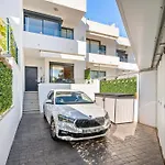 Luxury Townhouse With Stunning Sea & Mountain Views 빌라 *